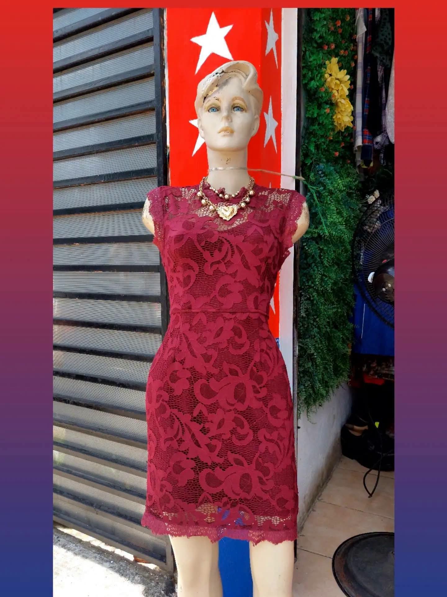 Vestido color vino de encaje, corto