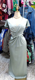 Vestido verde salvia con acabado satinado.