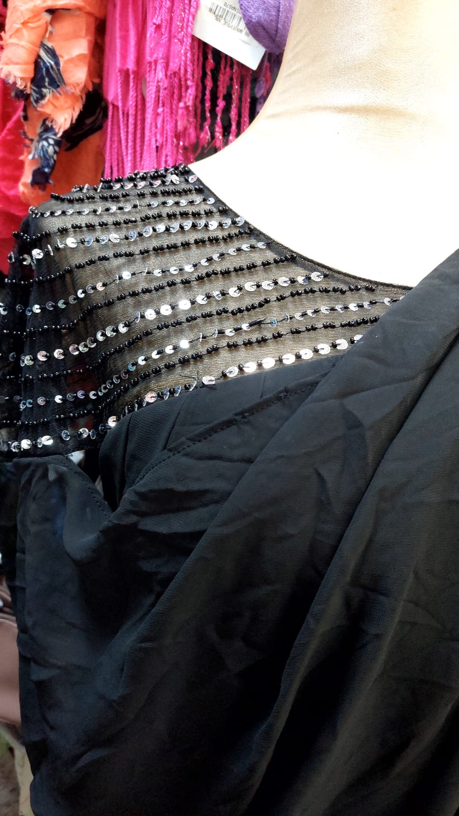 Vestido negro con capa y aplicaciones de chaquira