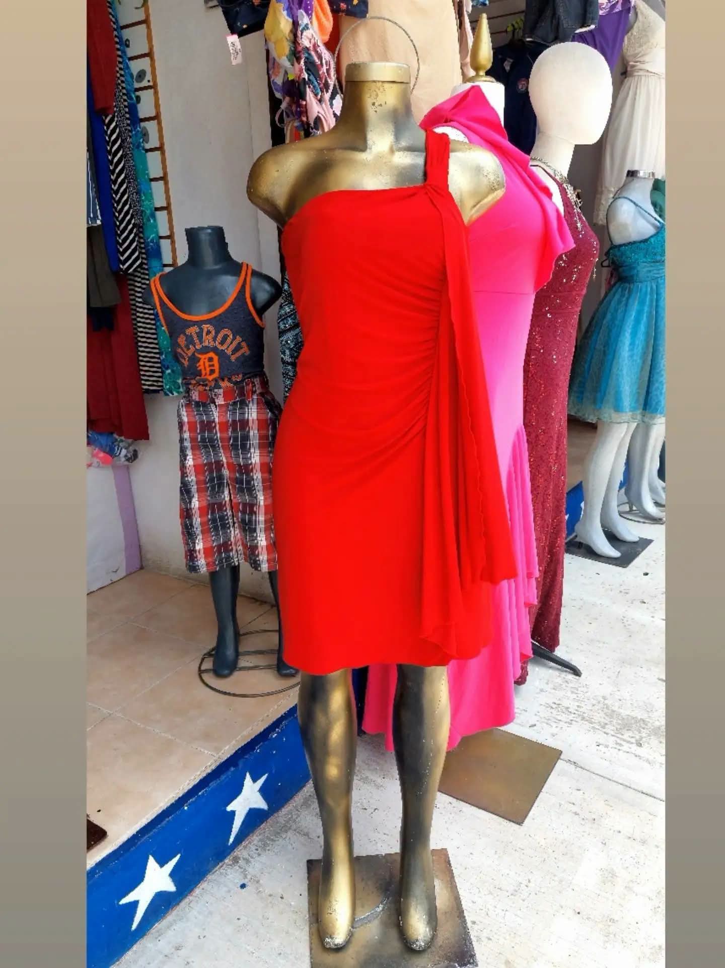 Vestido rojo corto, con olan de lado.