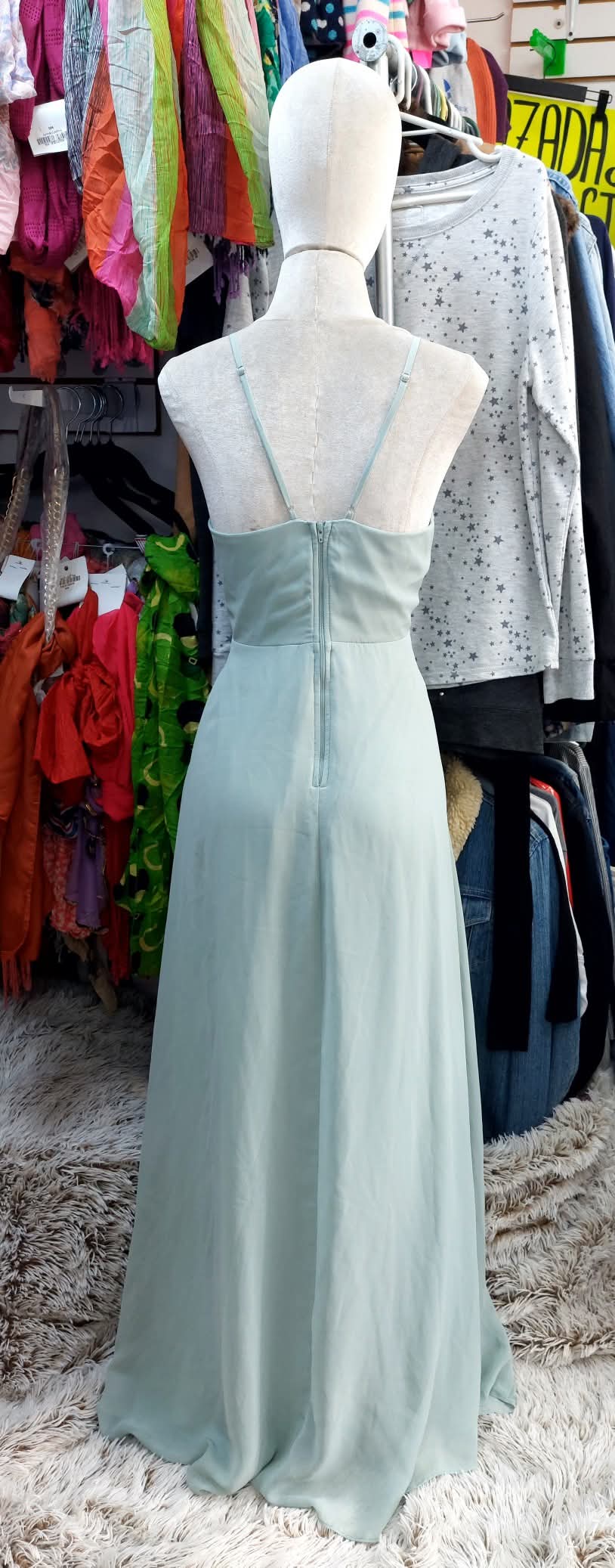 Vestido color verde menta, con olanes de lado