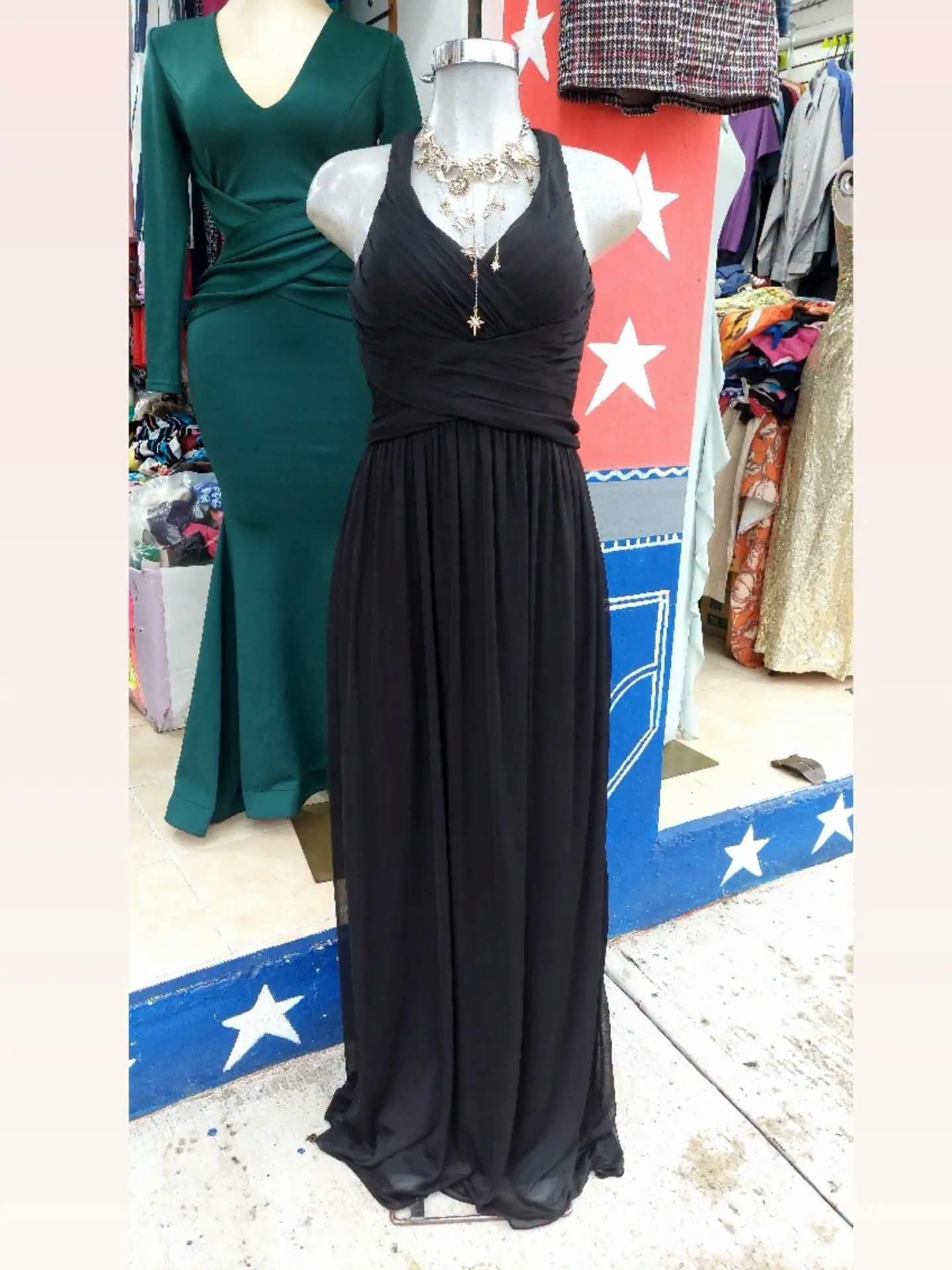 Vestido negro, liso, plizado de arriba