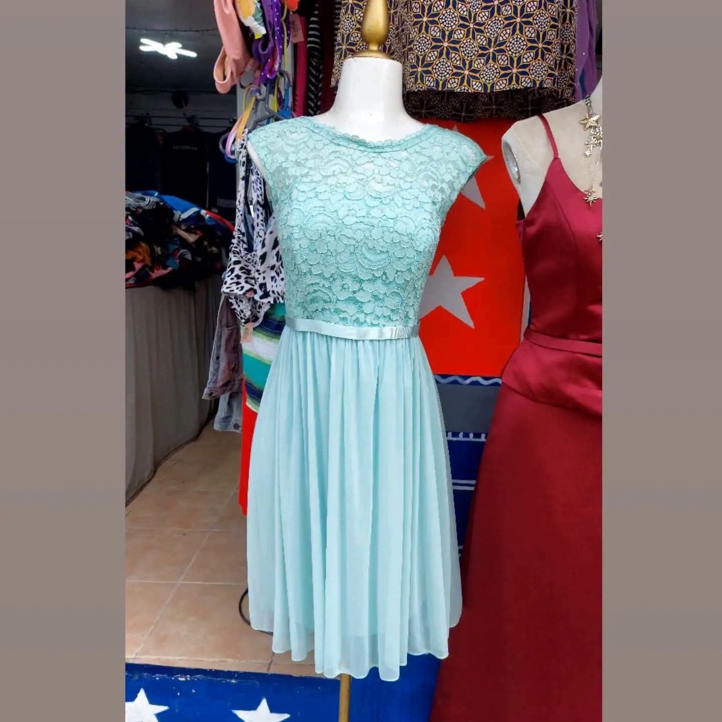 Vestido verde menta corto, con encaje  arriba