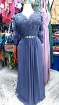 Vestido azul con manga tres cuartos y encaje arriba