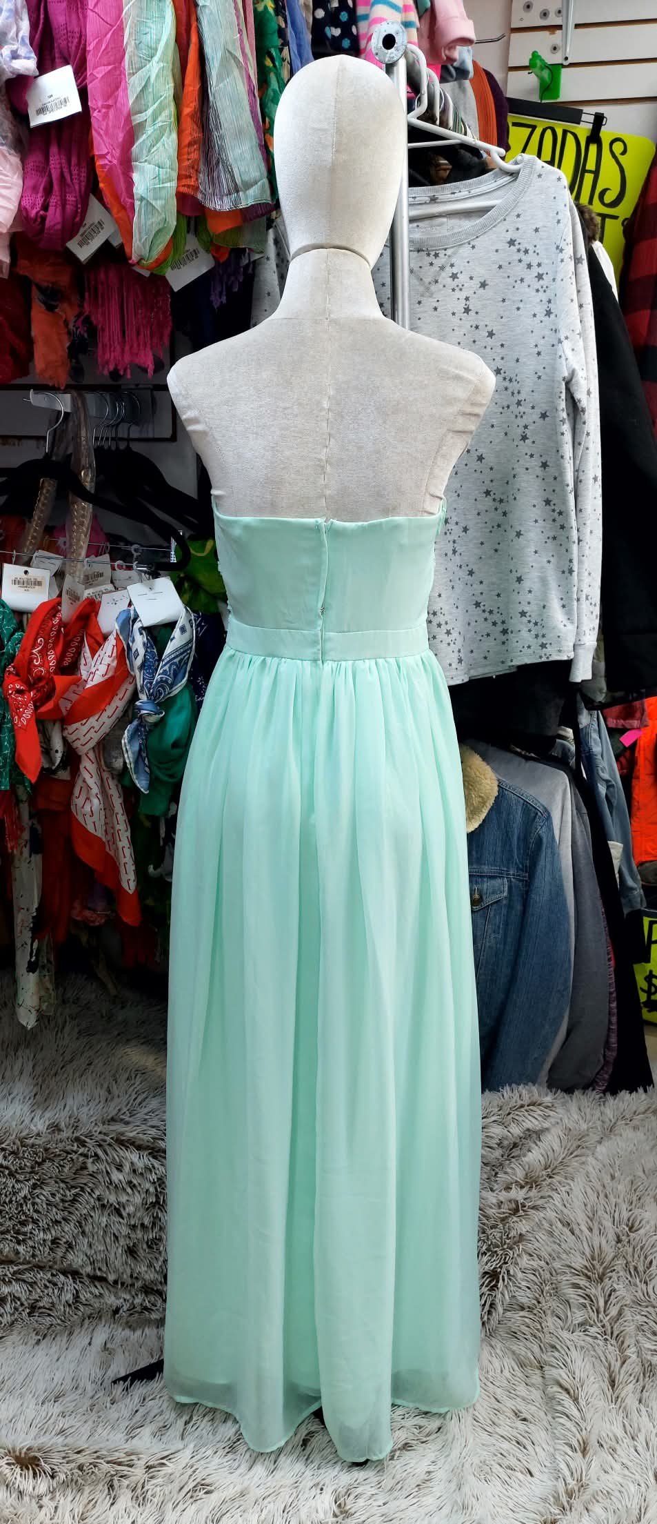 Vestido verde menta corto, con encaje  arriba