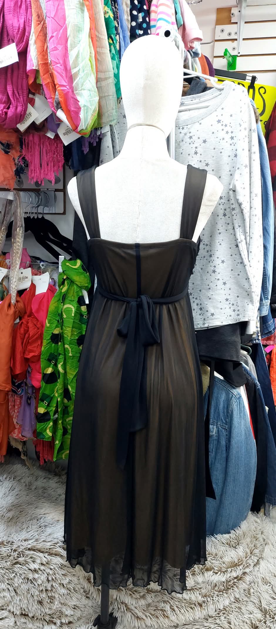 Vestido negro semi largo, aplicaciòn de piedritas en el pecho