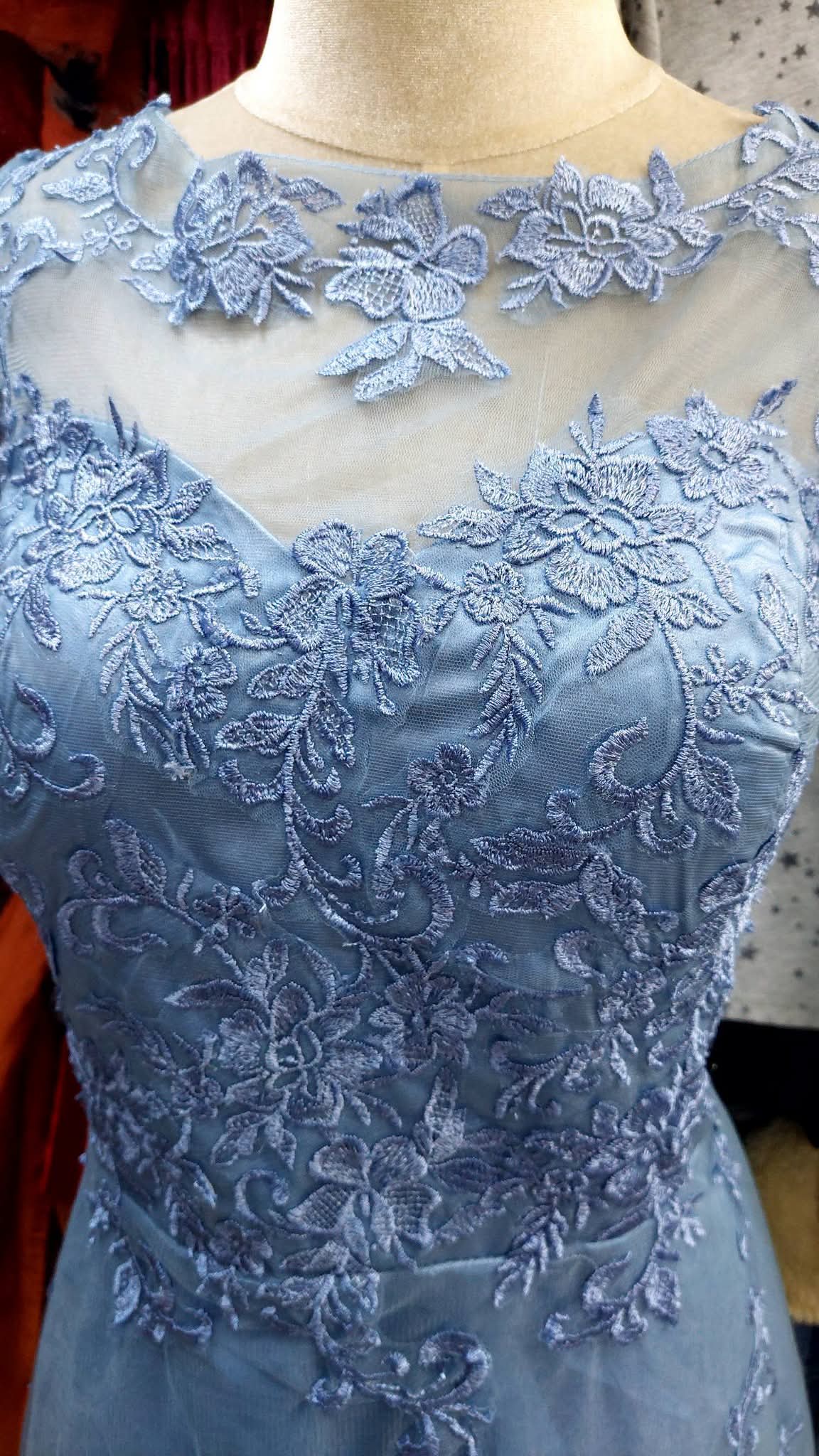 Vestido azul con encaje de flores