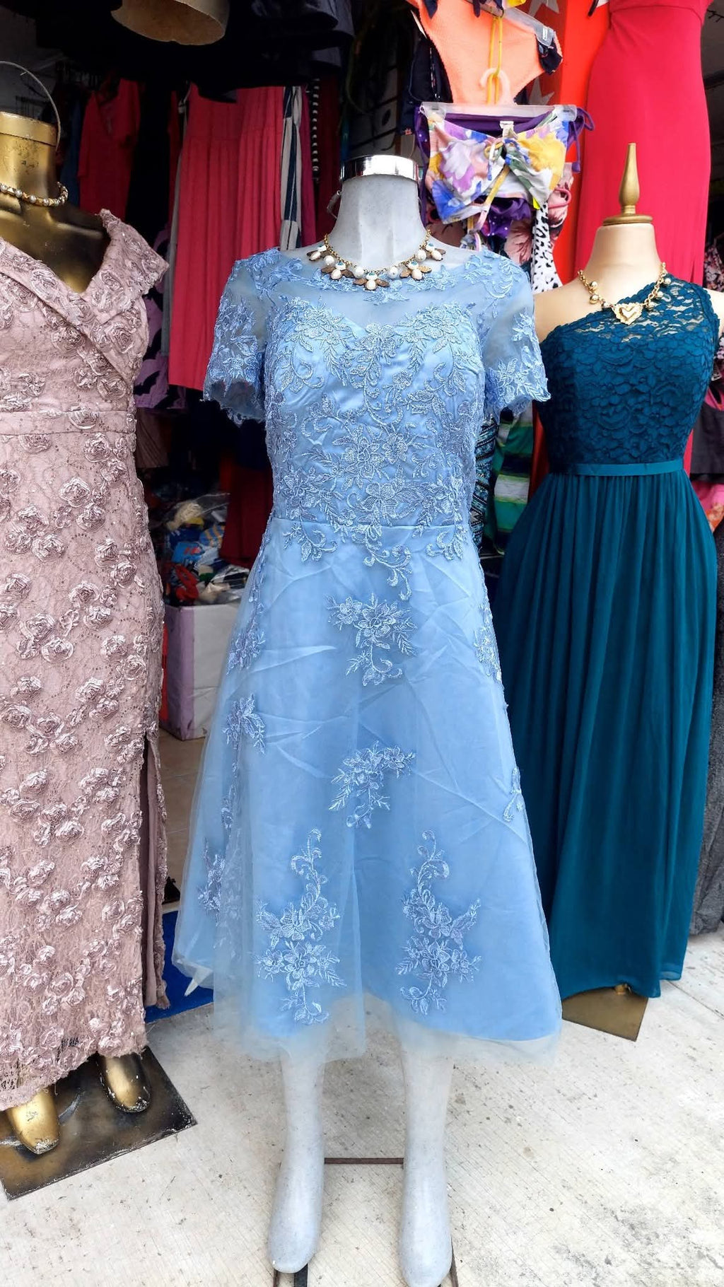 Vestido azul con encaje de flores