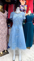 Vestido azul con encaje de flores