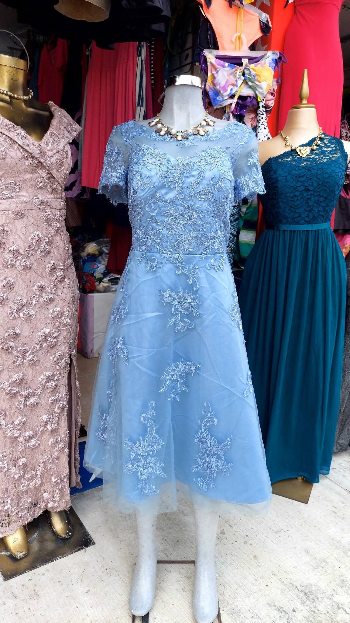 Vestido azul con encaje de flores