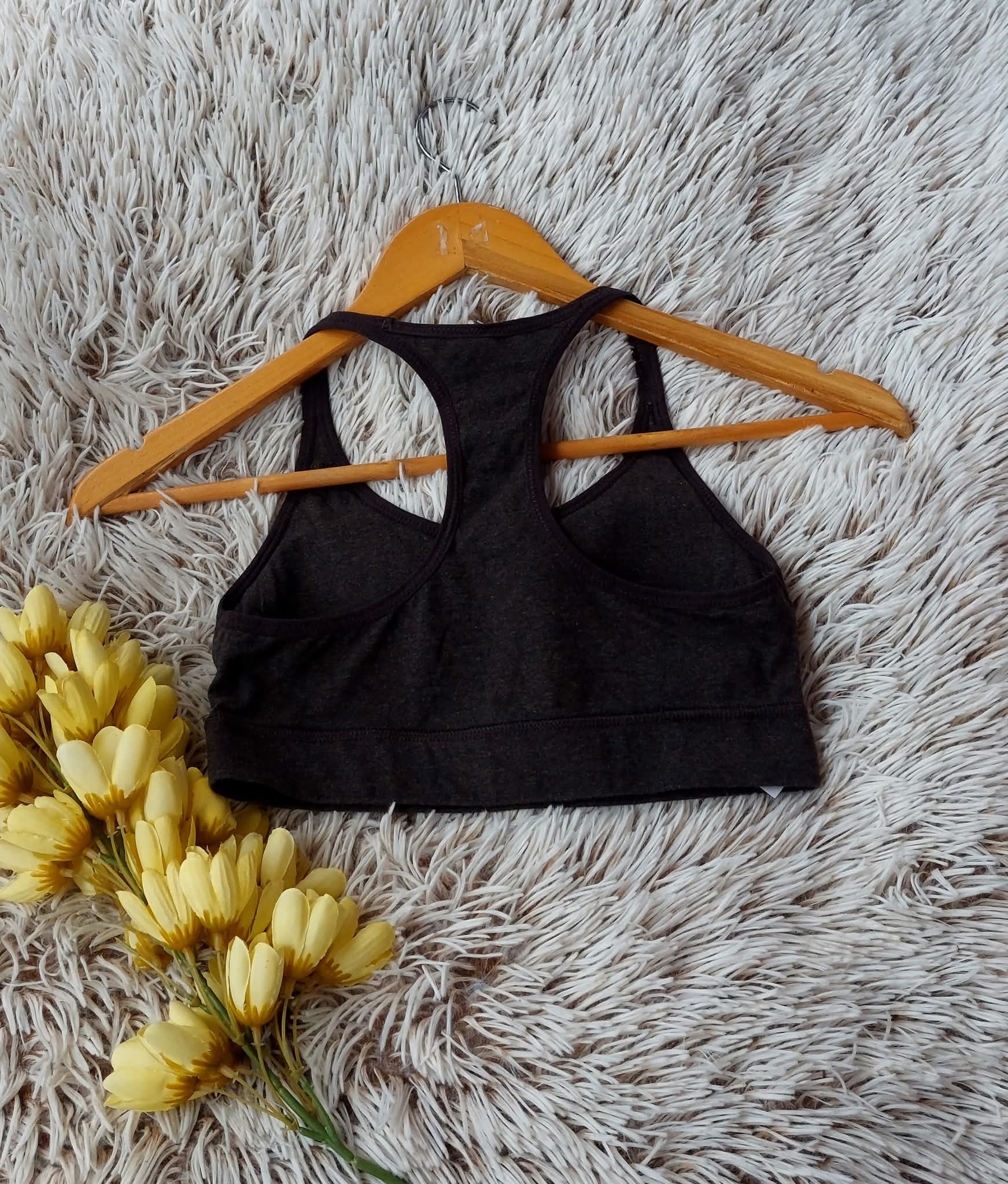 TOP GRIS OBSCURO CON TOQUES VERDOSOS
