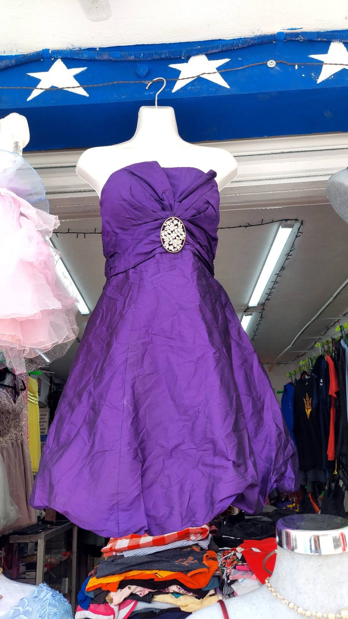 Vestido morado corto, con aplicación circular