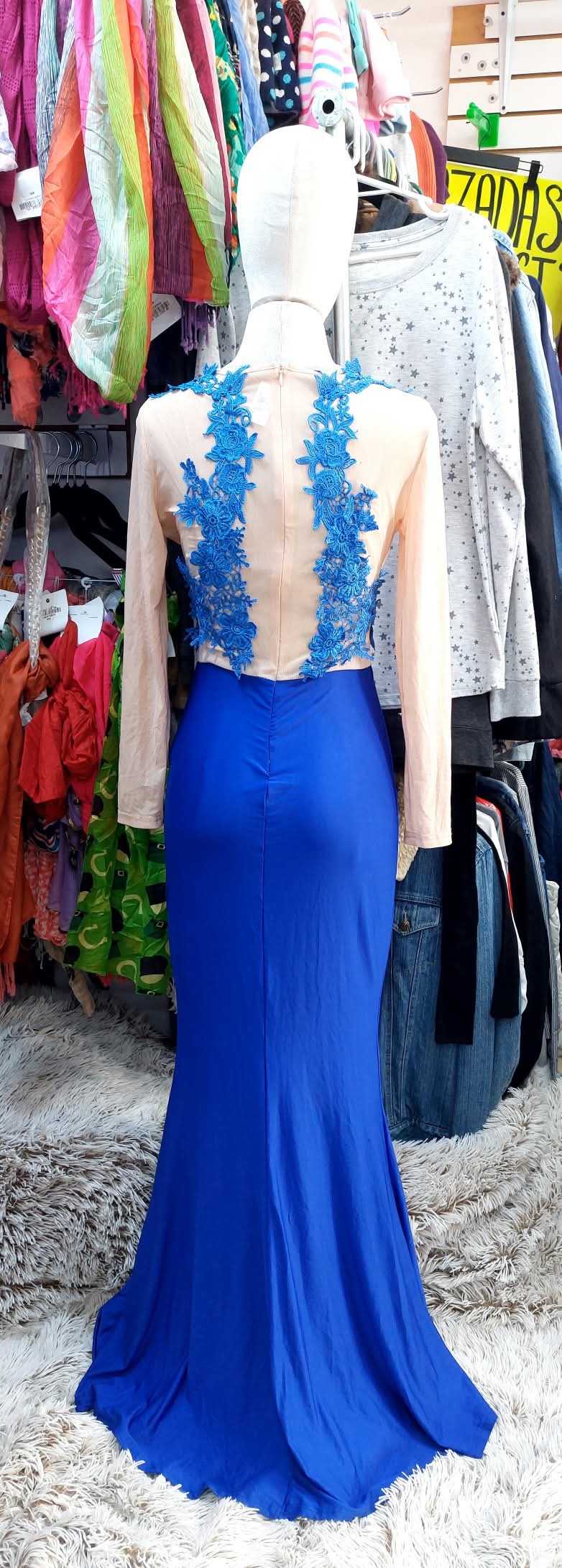 Vestido azul, con aplicaciones de encaje floreado arriba