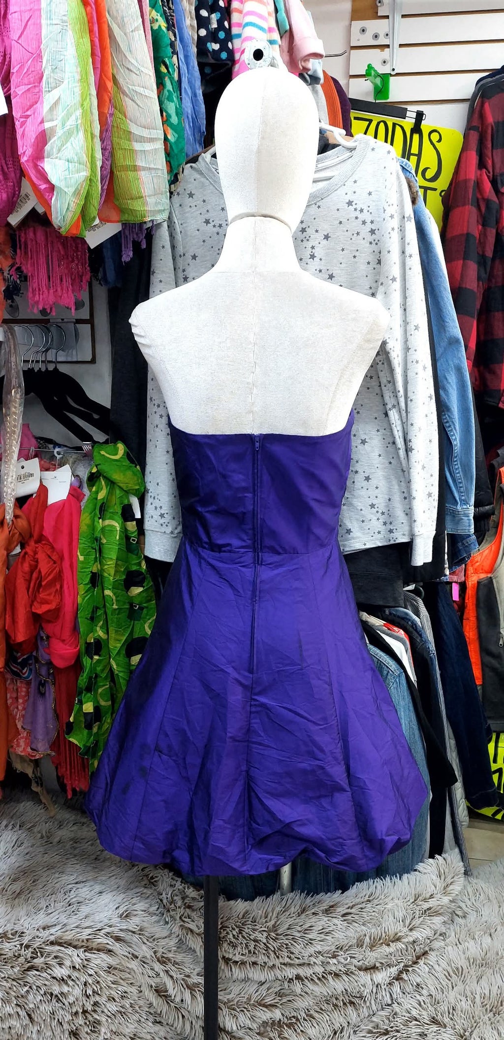 Vestido morado corto, con aplicación circular