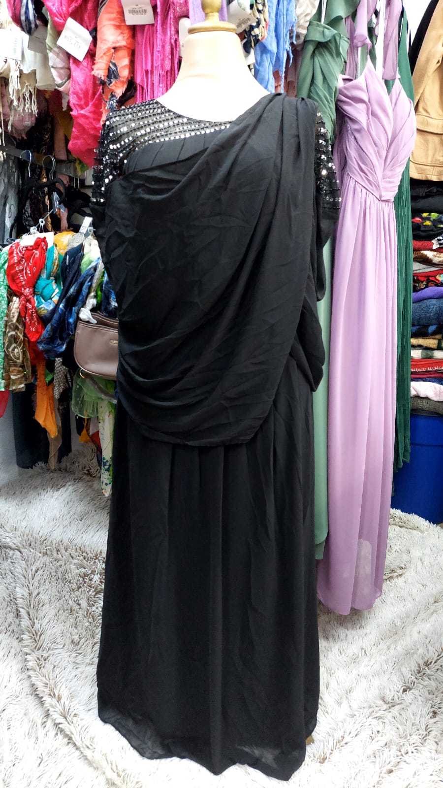 Vestido negro con capa y aplicaciones de chaquira