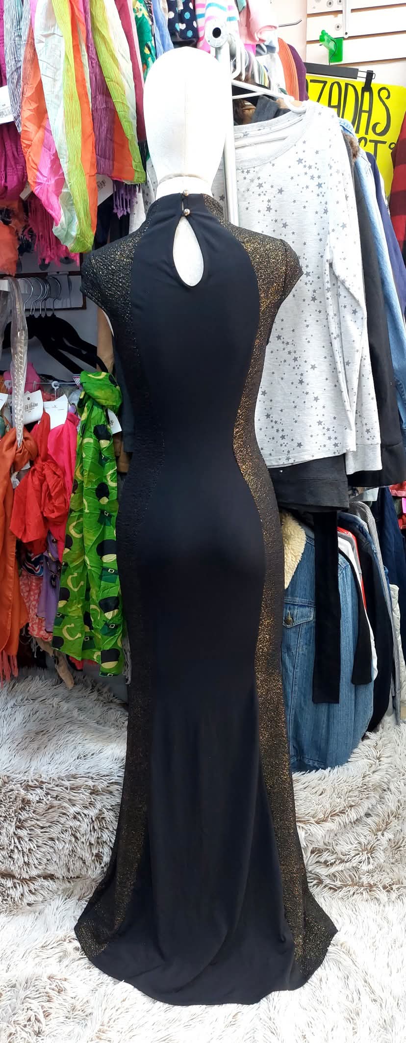 Vestido Negro cuello alto, con detalles dorados a los lados