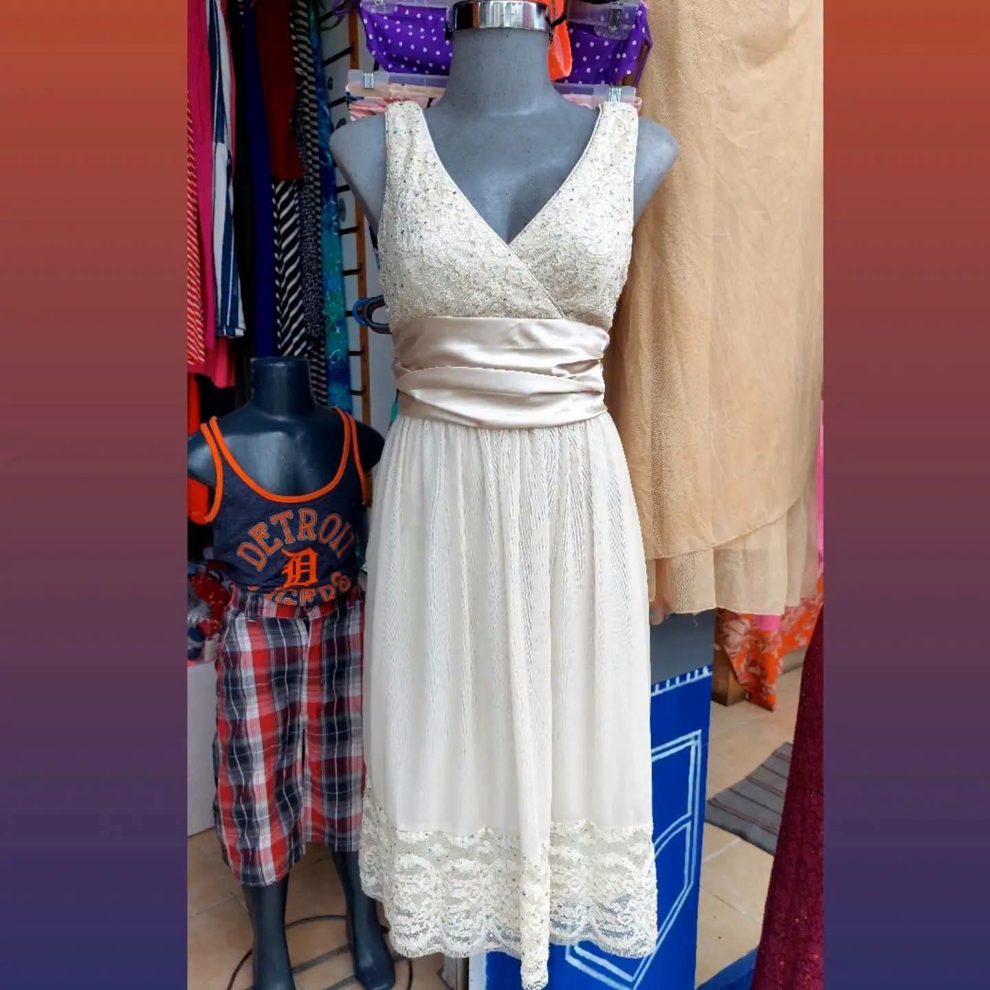 Vestido color beige con encaje y lentejuela.