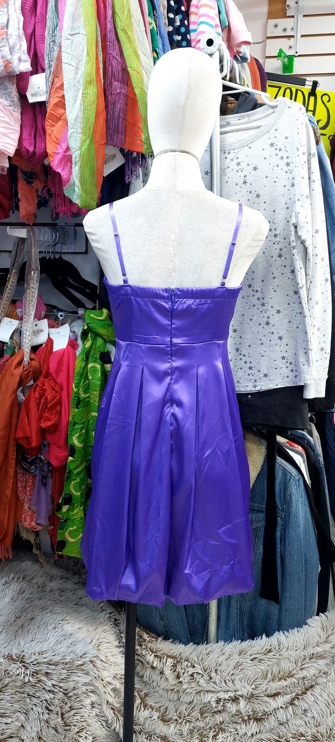 Vestido  color morado corto, con un moño
