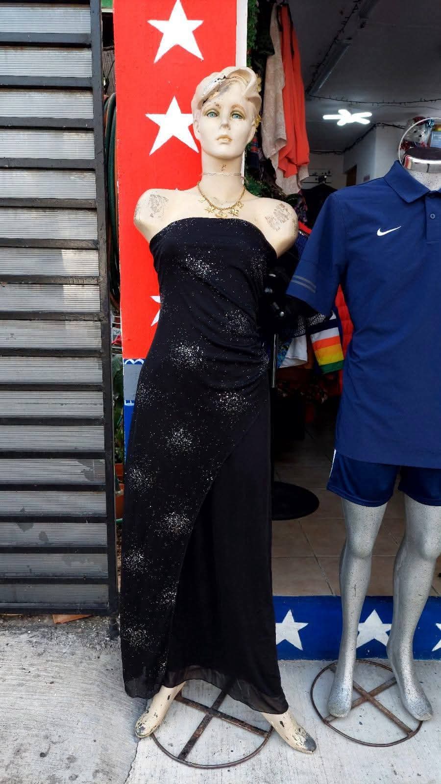 Vestido negro largo con aplicaciones plateadas