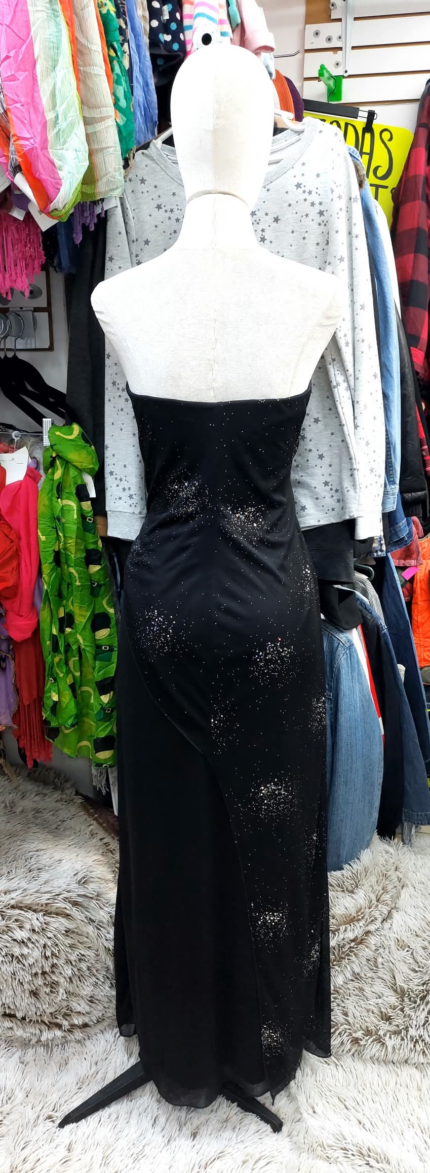 Vestido negro largo con aplicaciones plateadas