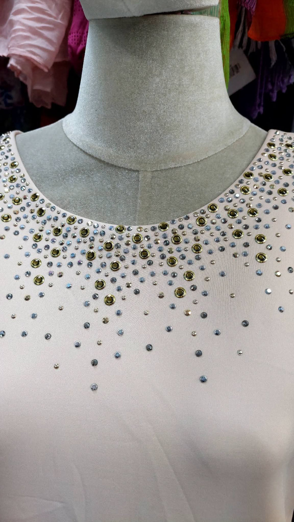 Vestido beige Kalvin con aplicaciones en el cuello