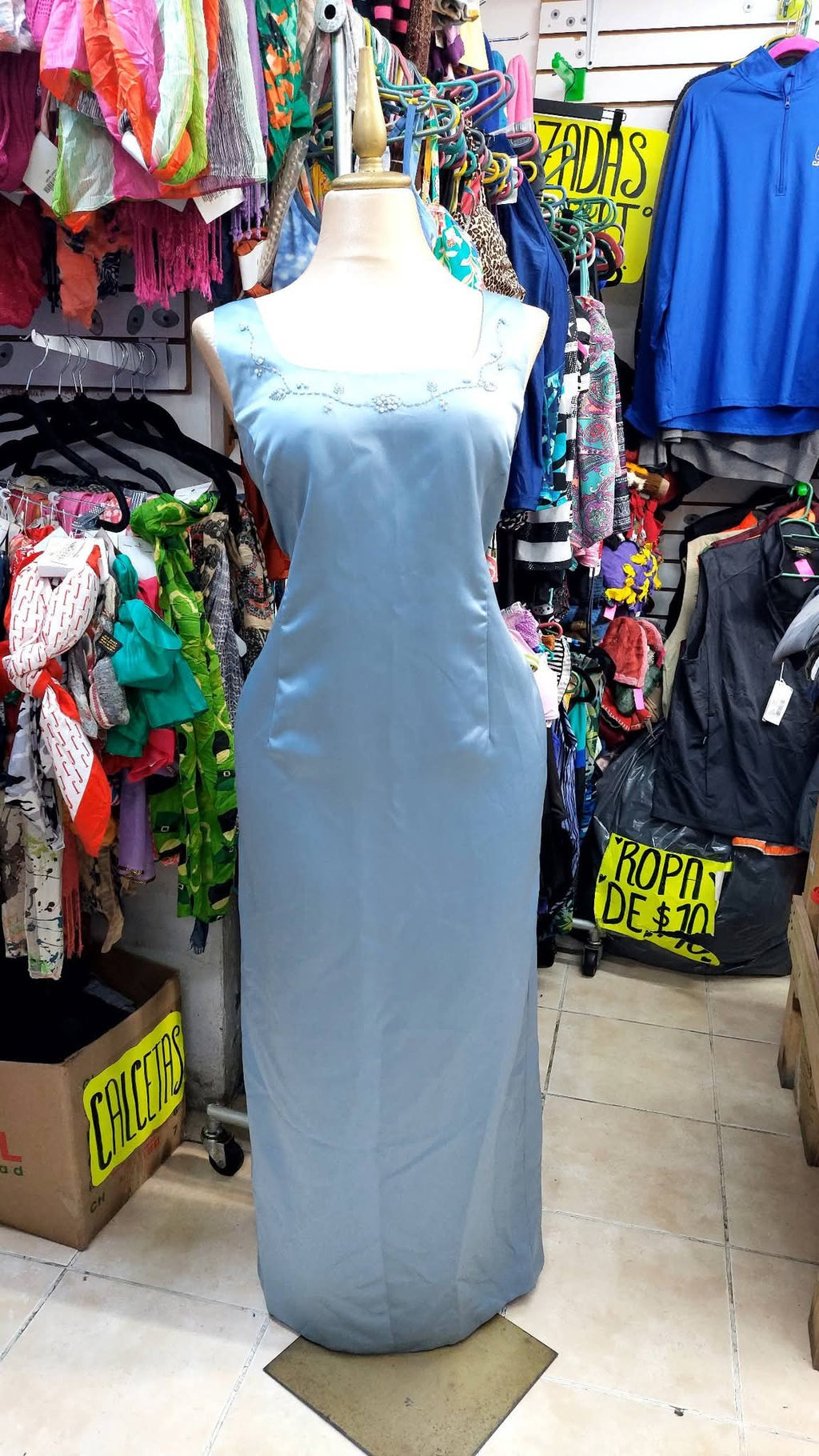 Vestido azul semi largo, satinado con aplicaciones