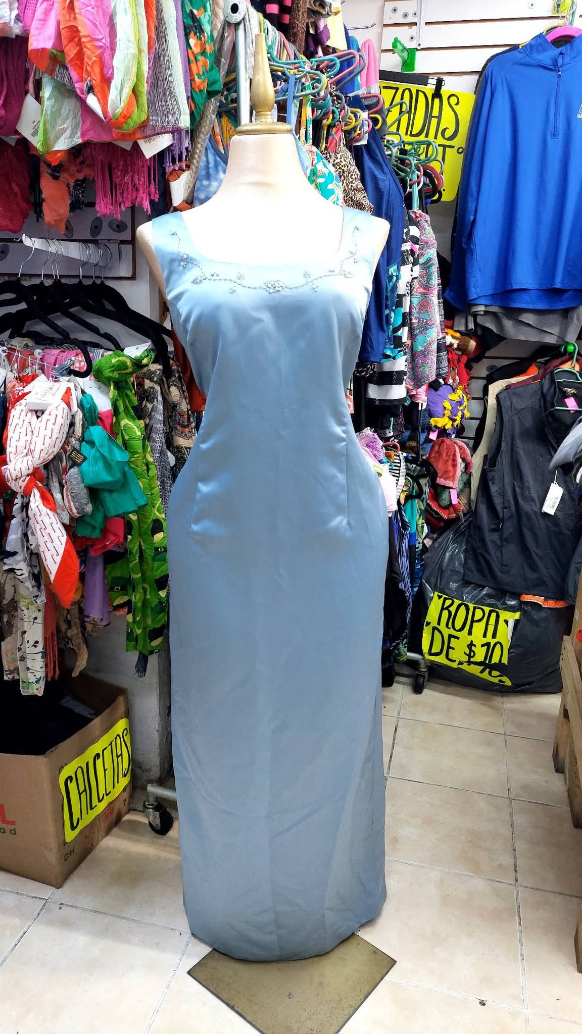 Vestido azul semi largo, satinado con aplicaciones