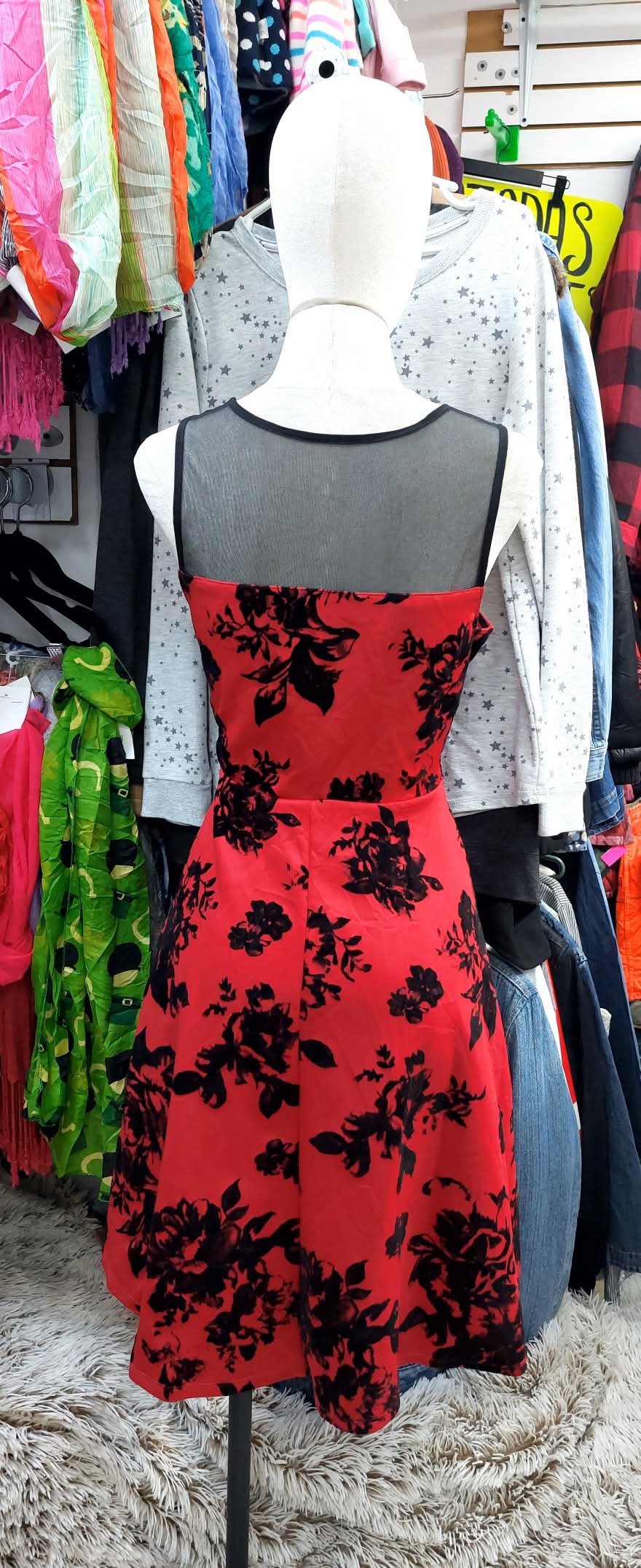Vestido rojo con estampado de flores negro