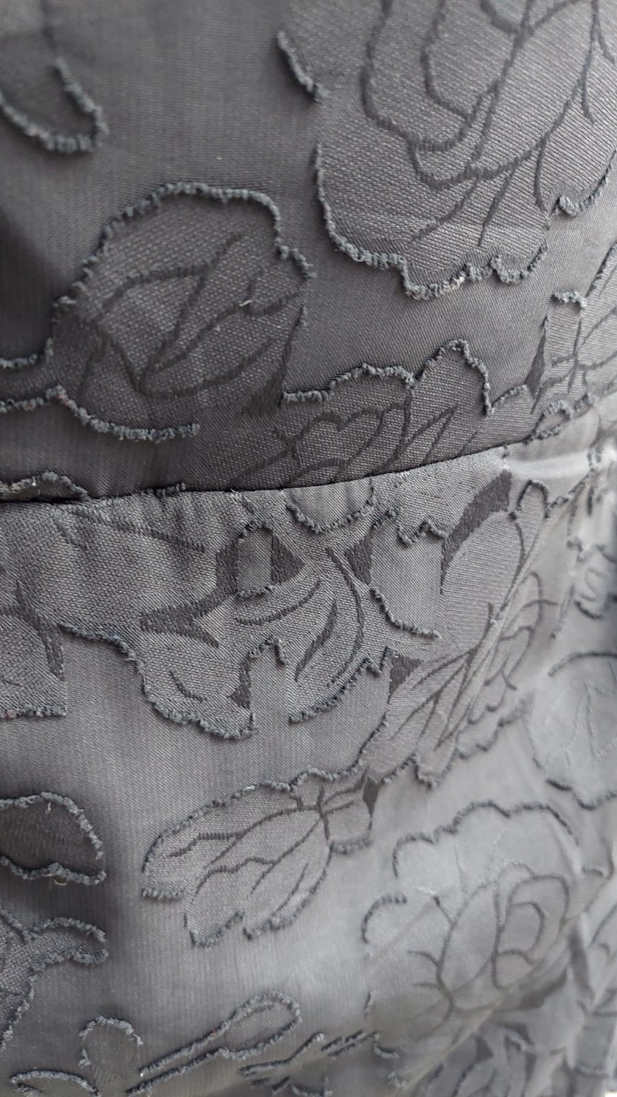Vestido negro con grabado de rosas manga larga