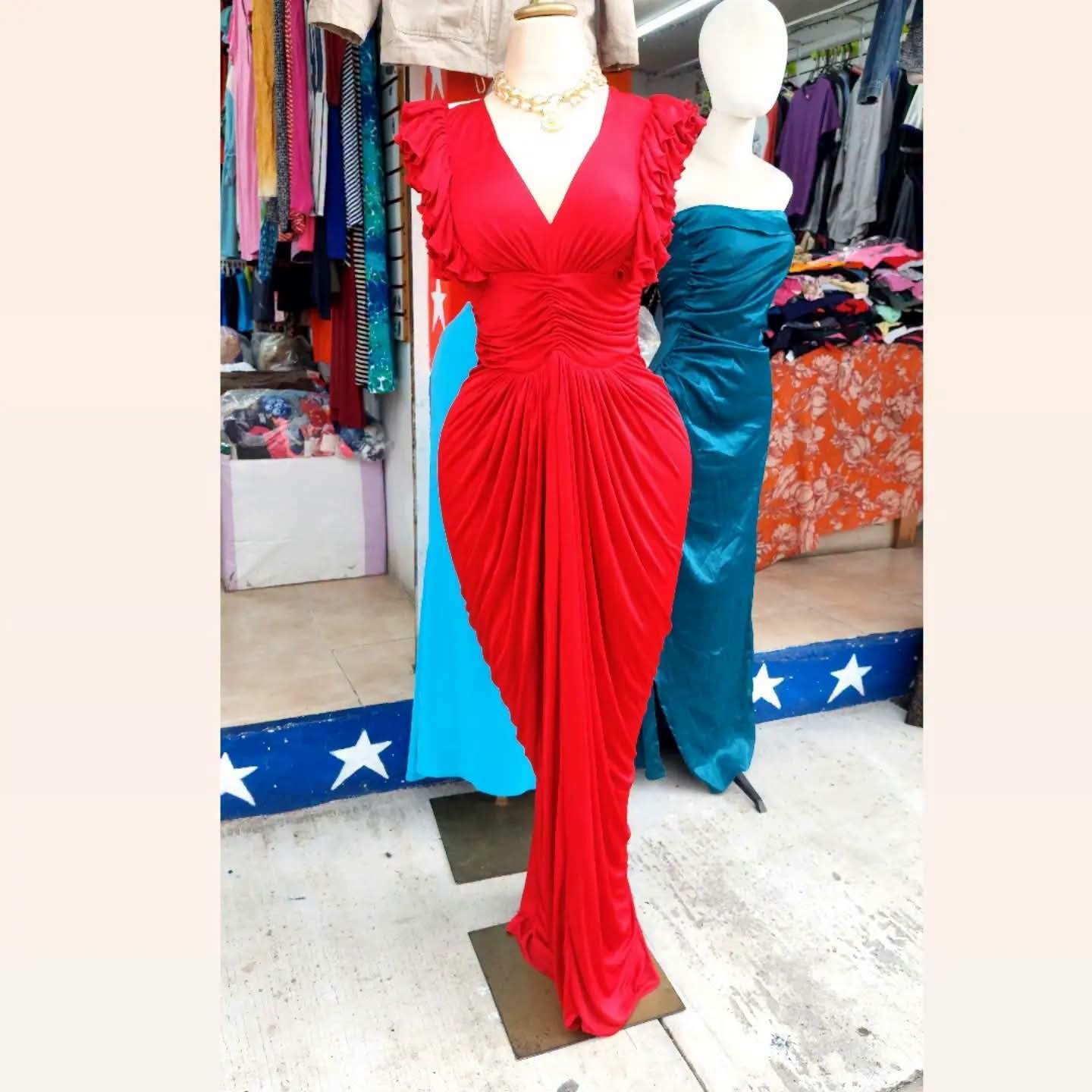 Vestido rojo, con manga corta y olanes