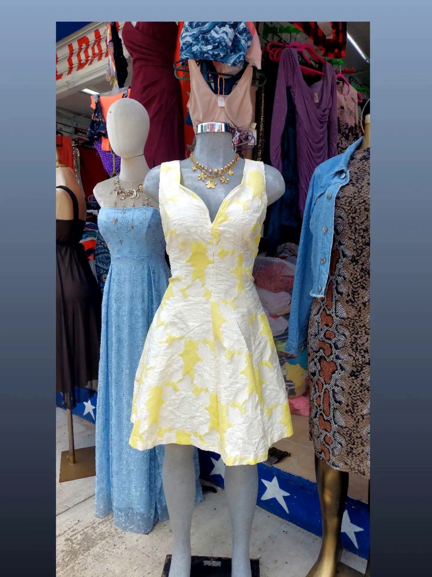 Vestido amarillo con blanco