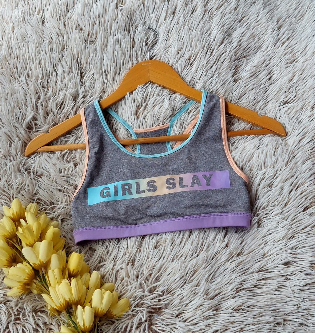 TOP GRIS BORDE MORADO,AZUL Y MELON,CON FRASE EN FRENTE