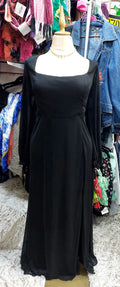 Vestido negro con mangas largas