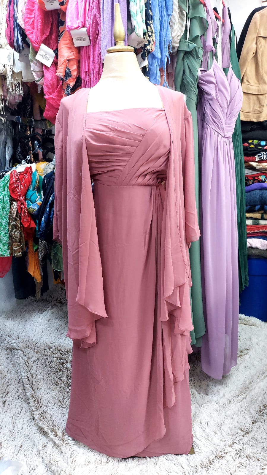 Vestido rosa quemado de tirantes y ensamble incluido