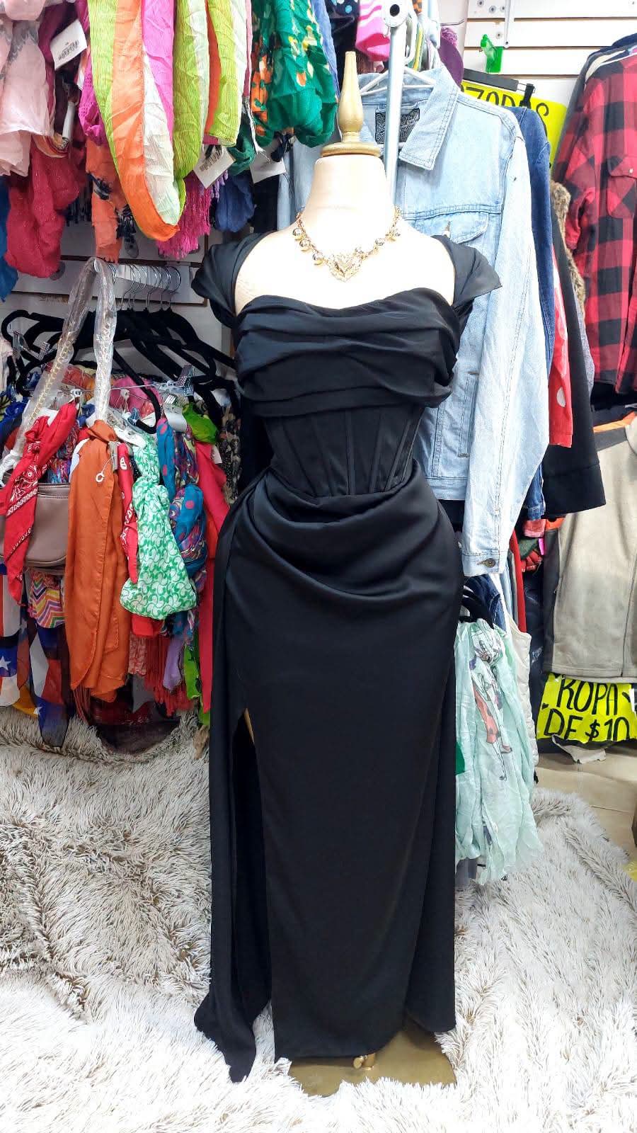 Vestido negro con corset