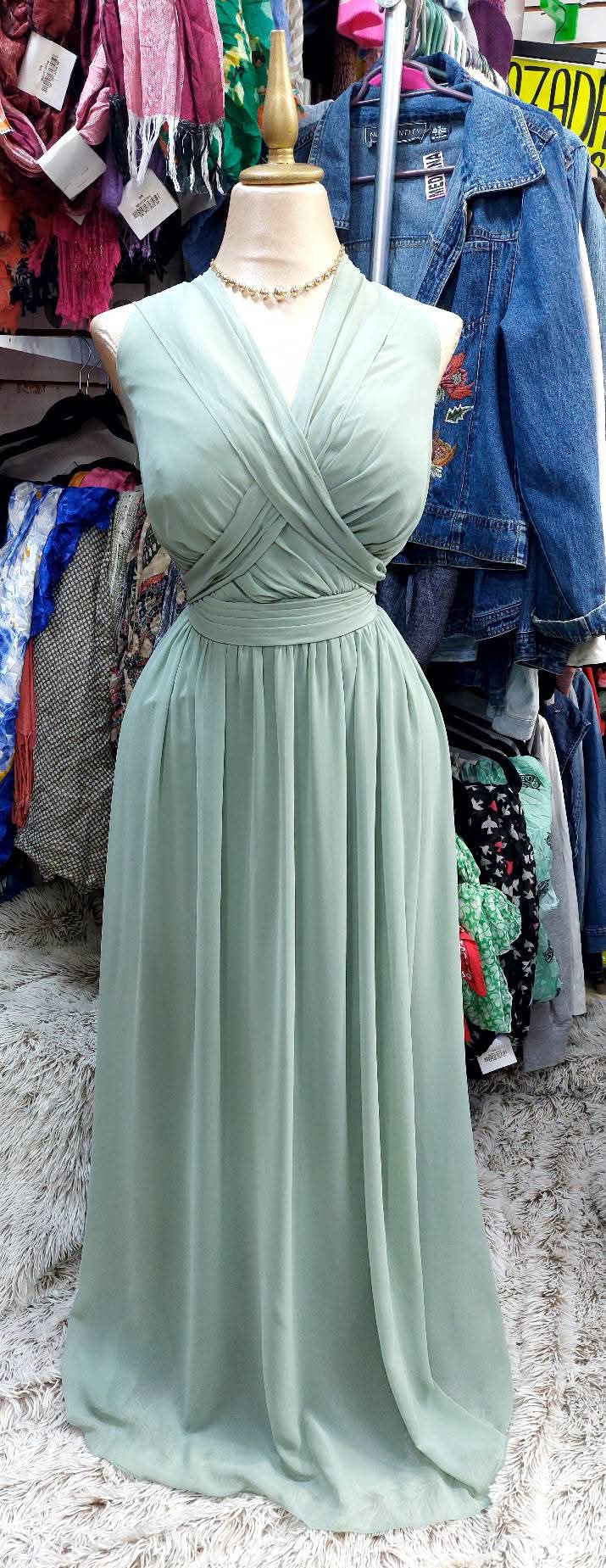 Vestido verde salvia.