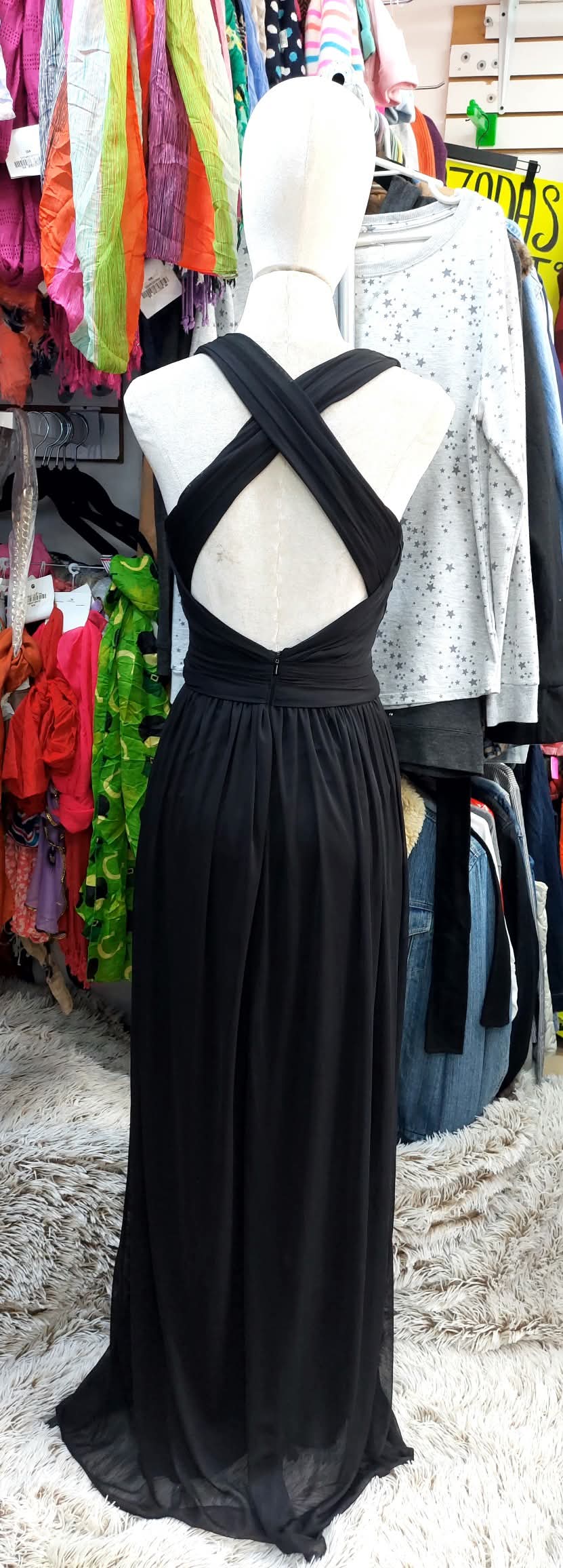 Vestido negro, liso, plizado de arriba
