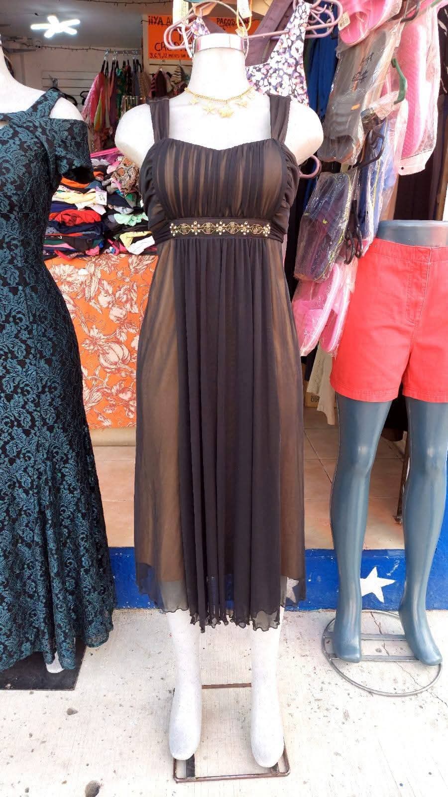Vestido negro semi largo, aplicaciòn de piedritas en el pecho
