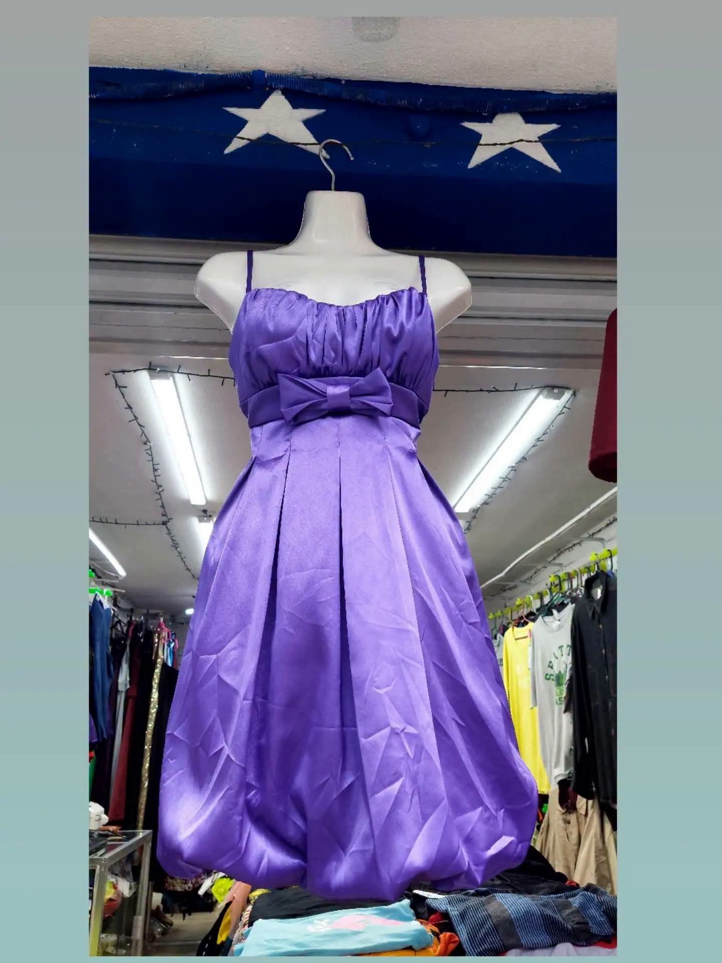 Vestido  color morado corto, con un moño