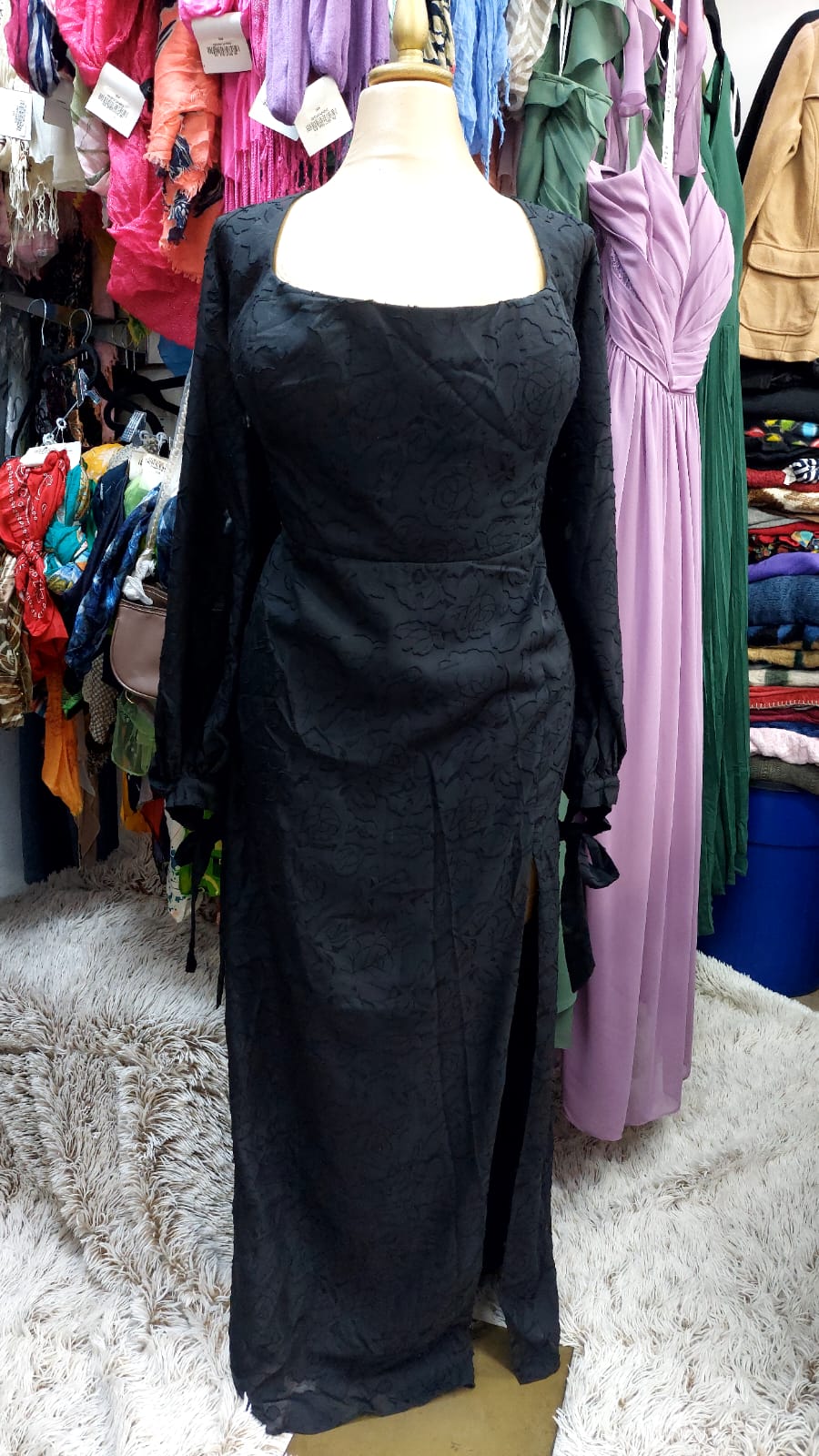 Vestido negro con grabado de rosas manga larga