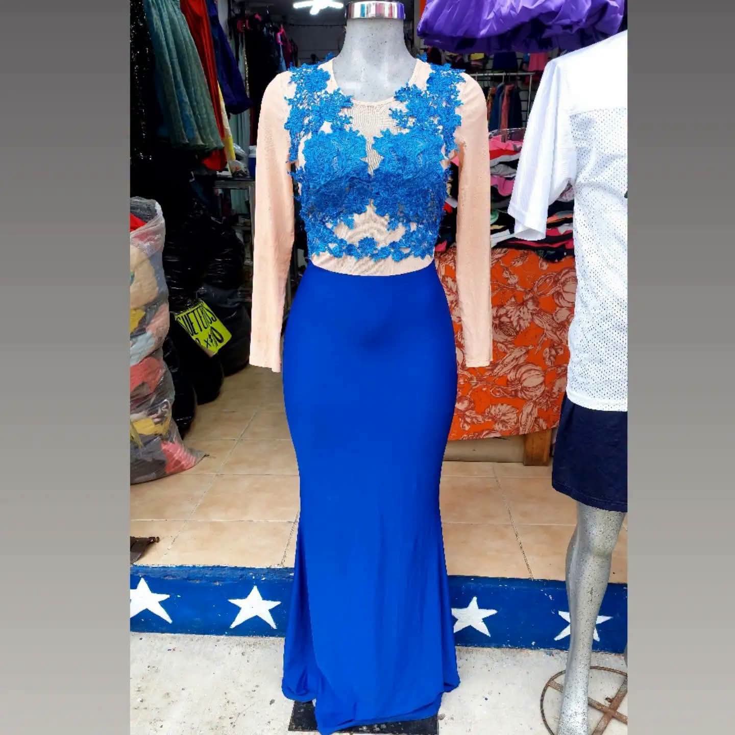 Vestido azul, con aplicaciones de encaje floreado arriba