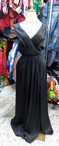 Vestido negro con cinturón trenzado