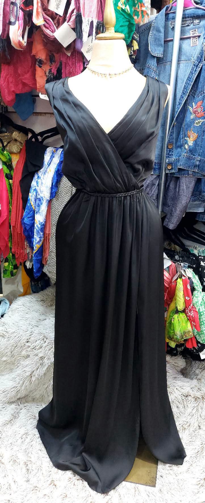 Vestido negro con cinturón trenzado