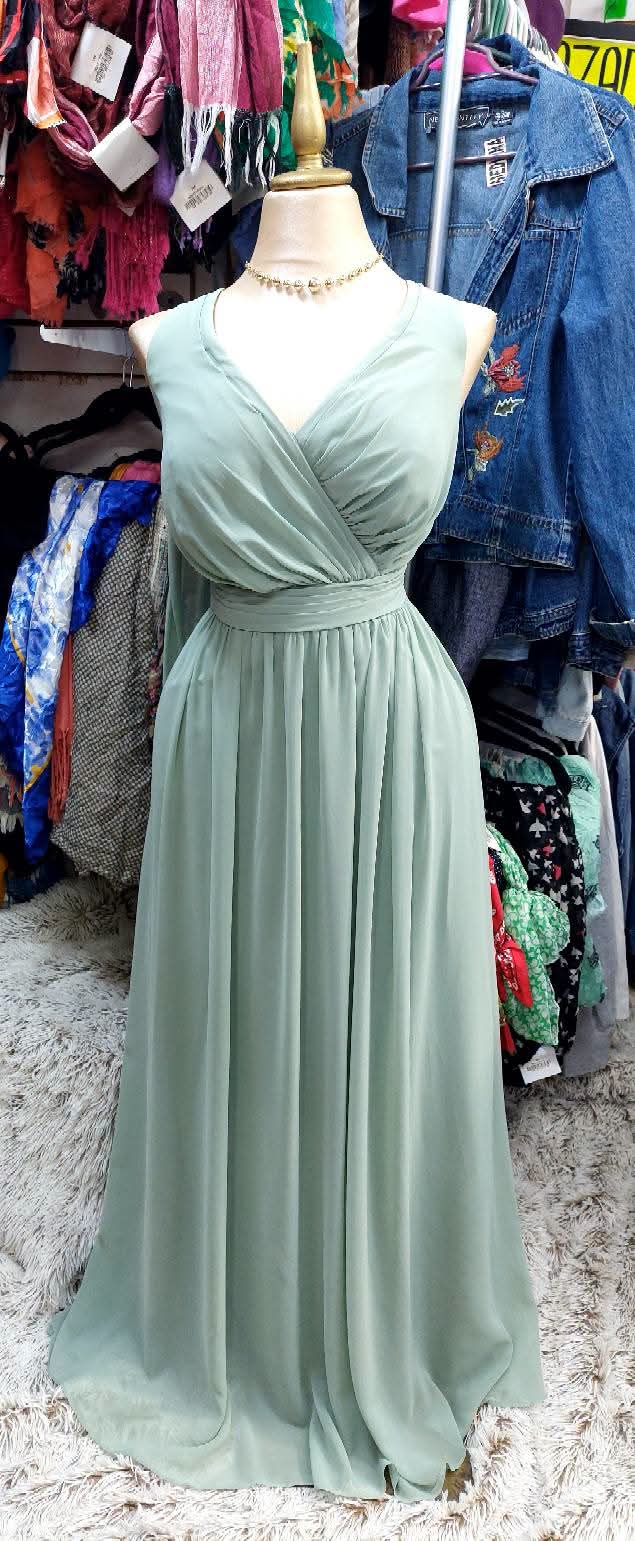 Vestido verde salvia.
