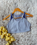 TOP BAJITO CON DETALLE AZUL FUERTE EN TIRANTES