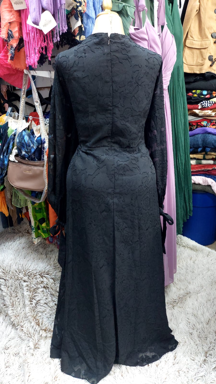 Vestido negro con grabado de rosas manga larga